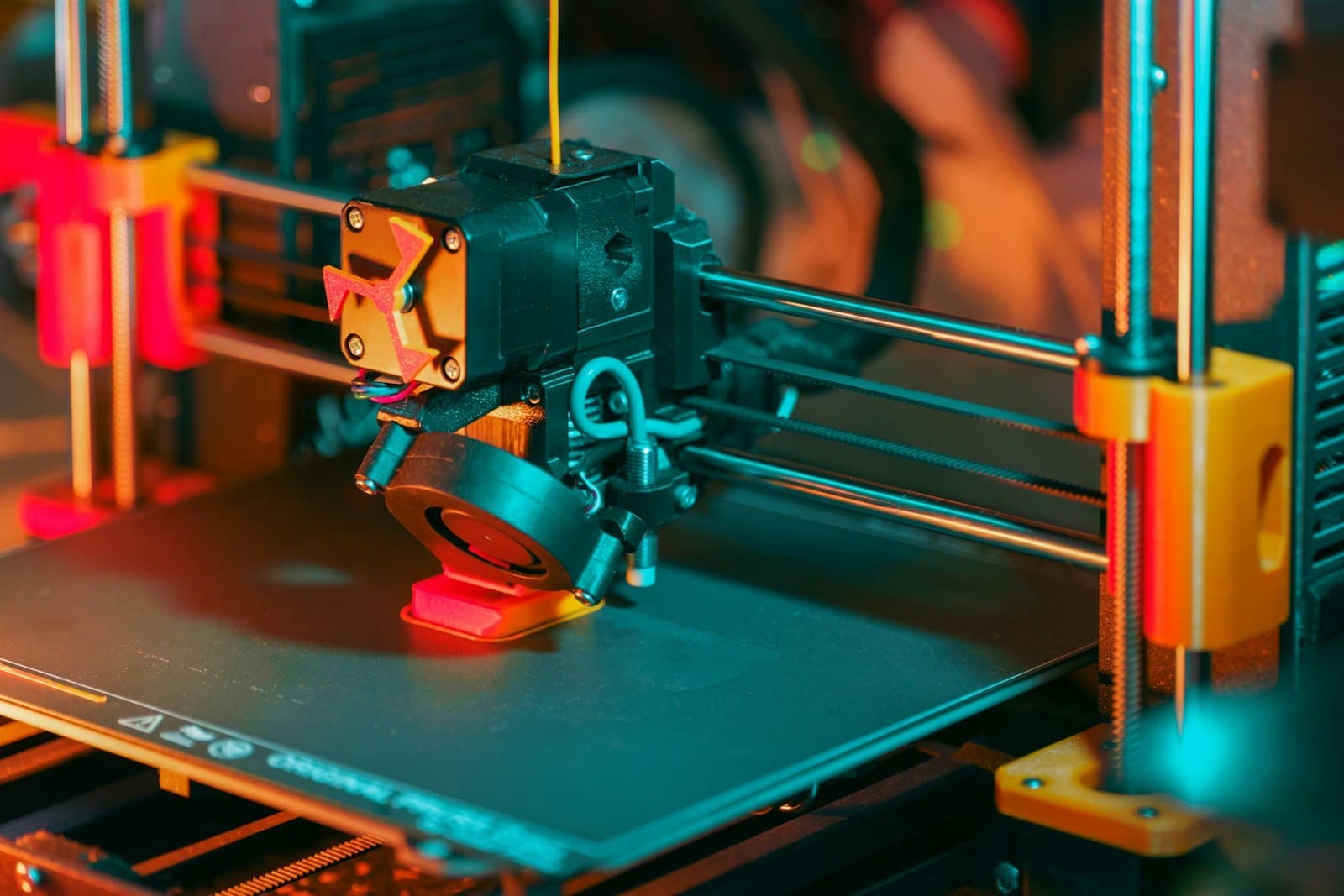 Impresora 3D fabricando una pieza de prototipo