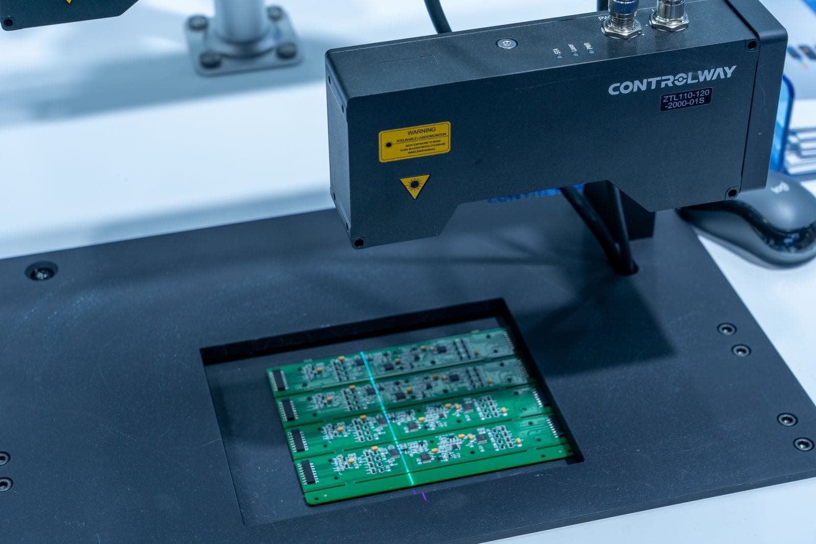 Máquina de inspección óptica automática revisando tarjetas