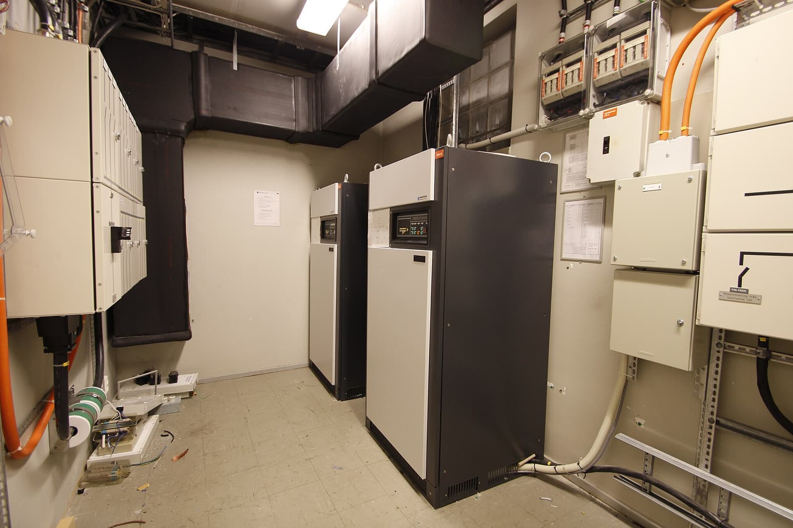 Sala técnica con UPS industriales y tableros eléctricos
