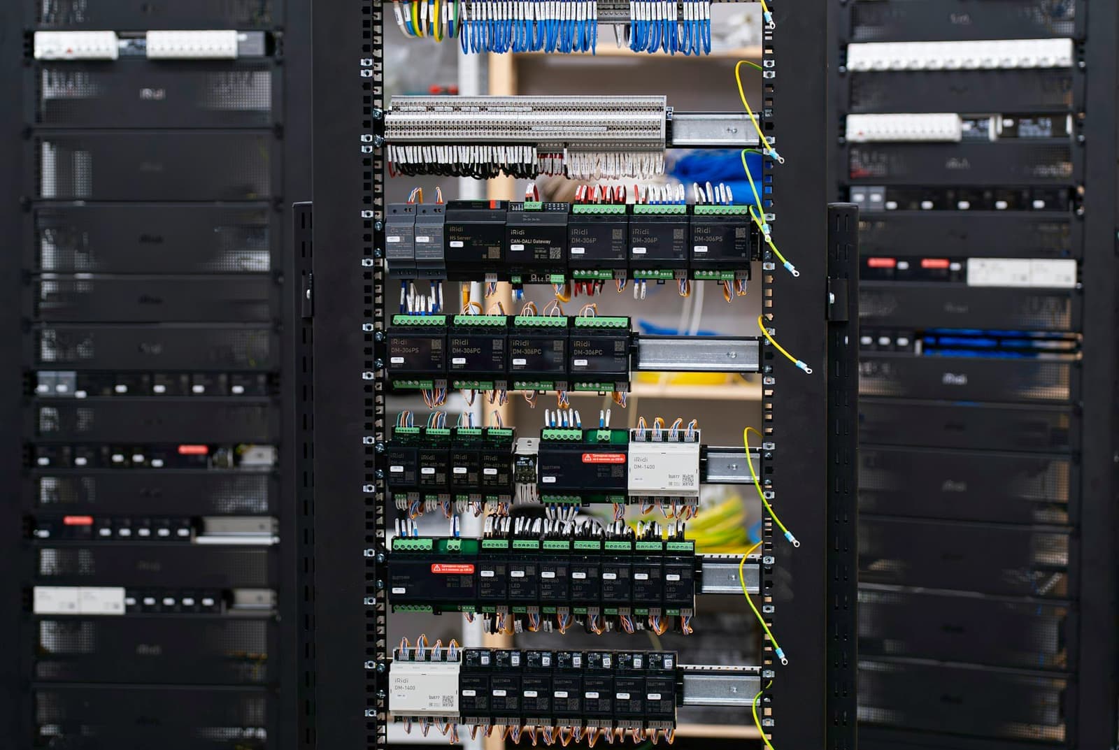 Tablero eléctrico con interruptores y cableado ordenado