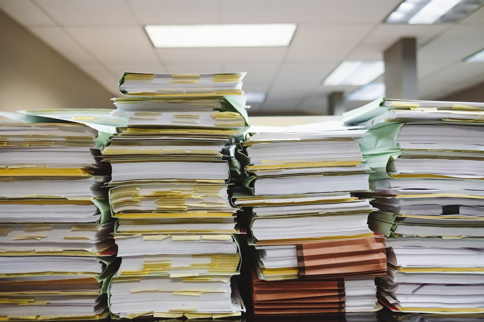 Pilas de documentos en papel