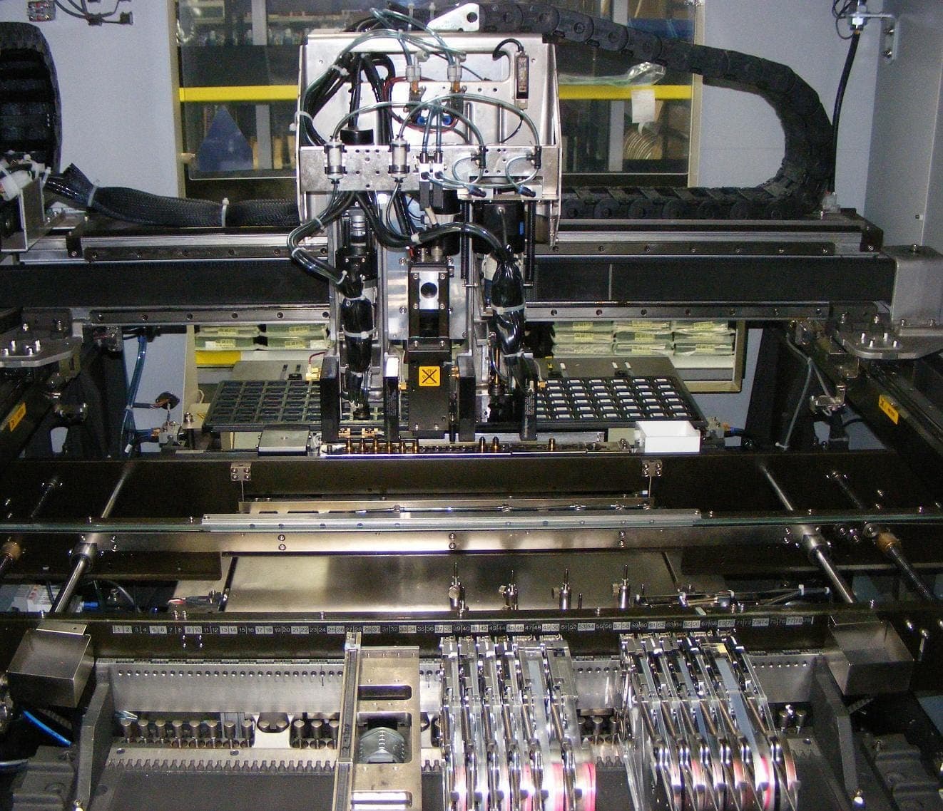 Interior de una máquina pick-and-place colocando componentes