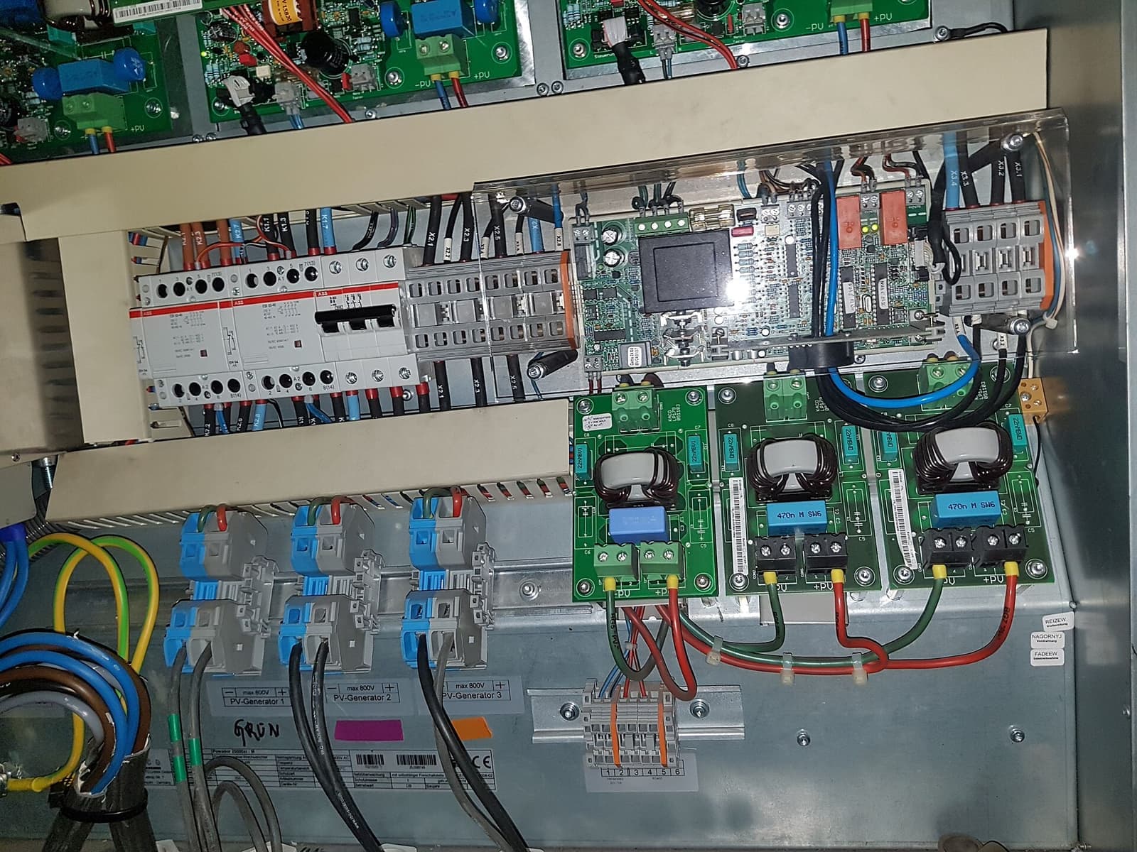 Tarjetas de control y potencia dentro del gabinete de un inversor