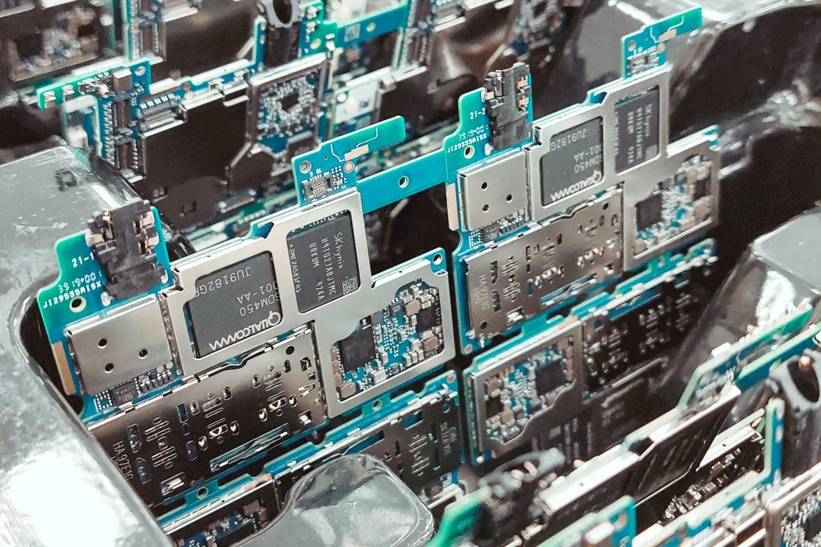 Tarjetas electrónicas ensambladas en una línea de producción